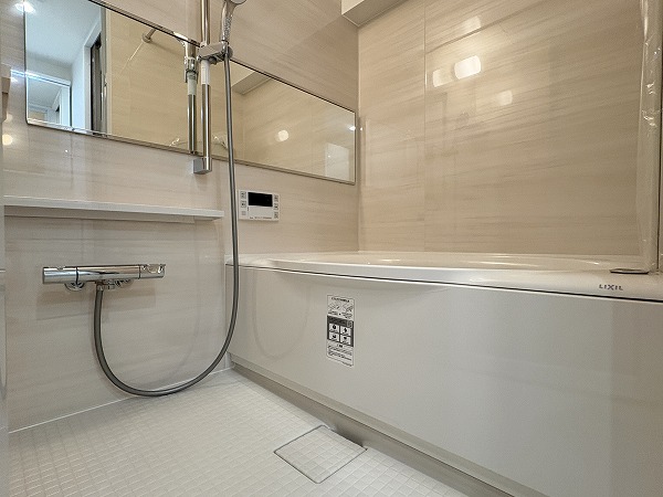 サンピア幡ヶ谷公園_バスルームの写真 ナチュラルブラウンのバスパネルから温もりのある雰囲気を感じられるバスルーム。追い焚き機能が搭載されているので、いつでもポカポカのお湯に浸かって疲れを癒すことができます✦浴室乾燥機も完備されているため、湿気やカビ対策は万全です。