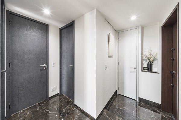 ザ・パークハウス白金二丁目タワー_広々とした玄関廊下の写真