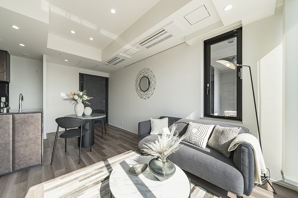 ザ・パークハウス白金二丁目タワー_ホワイト基調のリビングダイニングキッチンの写真