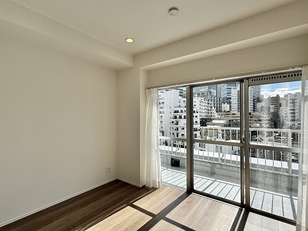 マンション西目黒苑_洋室の写真2 約5帖の洋室は、ナチュラルテイストの内装が心地よい空間を演出。どんな色味の家具やカーテンも自然に馴染み、自分好みのインテリアコーディネートを楽しめます。クローゼットは奥行き・高さともに十分なサイズで、季節ごとの洋服やバッグ、小物までしっかり収納可能。