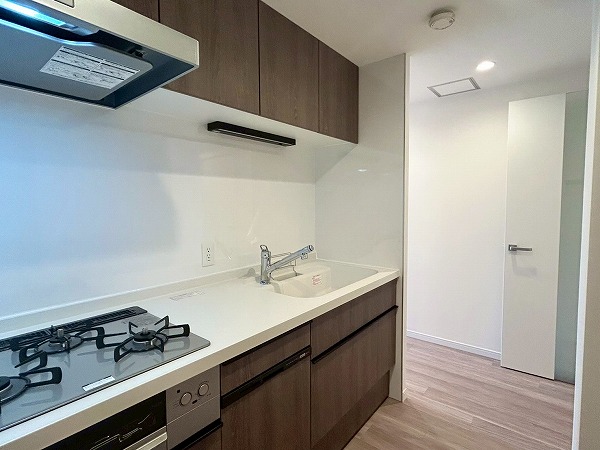 パレステュディオ新宿御苑_キッチンの写真 キッチンは半独立型となっており、お料理に集中できそうですね♪ペットを飼われる方、お子さんがいる家庭は、入り口部分に柵を付ければ侵入防止にもなり、安全性を高められそうです♪