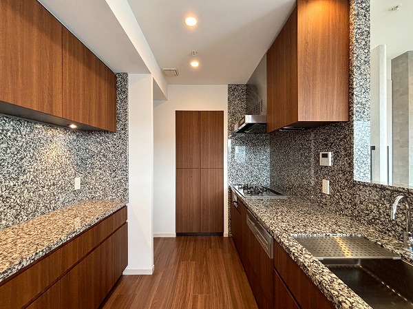 ブランズ六番町_リノベーション済みのキッチンの写真