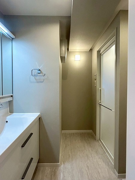 パレステュディオ新宿御苑_洗面スペースの写真 パウダールームは、独立洗面台、洗濯機置き場、バスルームが一緒になっております。こちらだけ床の木目が明るくなっており、清潔感があります✧1つにまとまっていることで日々の生活や家事がしやすそうですね♪