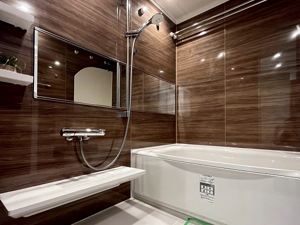 ジェイパーク文京白山_木目調のバスルームの写真