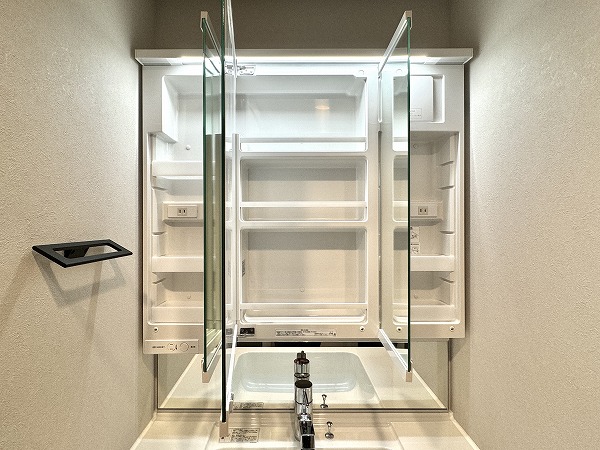 マンション西目黒苑_ミラーキャビネットの写真