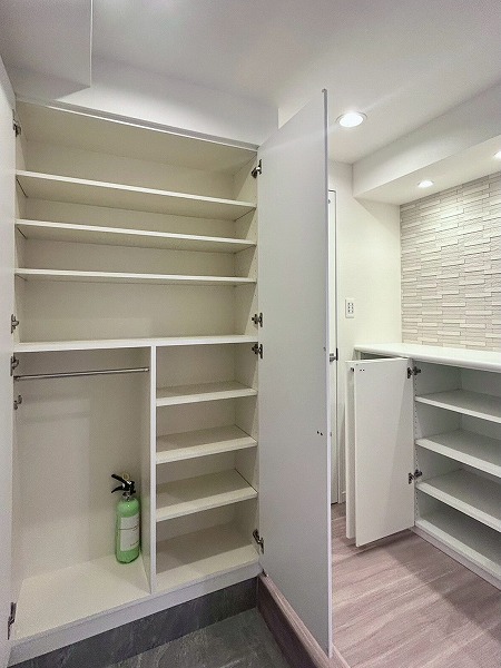 パレステュディオ新宿御苑_シューズボックスの写真