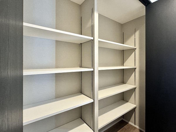 マンション西目黒苑_廊下収納の写真