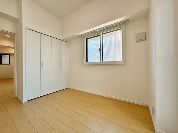 駒込グローリア初穂_仕事部屋にピッタリな洋室の写真 洋室は約7.3帖と5.0帖の2部屋でどちらも大きな窓を備えた明るい空間。生活動線はメインルームを必ず通る設計のため、ご家族の気配を程よく感じながら日々の暮らしが送れます。個々のプライベート空間を確保しつつ自然に繋がる間取りは安心感がありますね♩