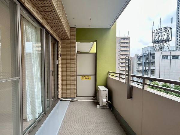 パレステュディオ新宿御苑_バルコニーの写真 バルコニーは、洗濯物を干すのに十分なスペースがあるので家事をスムーズに行うことができそうです♪また、7階からの眺望が良いので毎朝ここでコーヒー片手に景色を楽しむのも良いですね✧