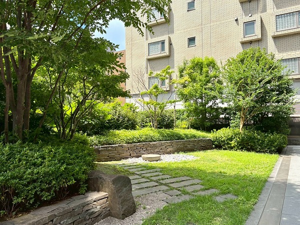 ブランズ六番町 敷地内