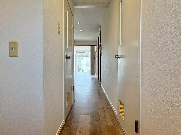 マンション西目黒苑_廊下左側の写真