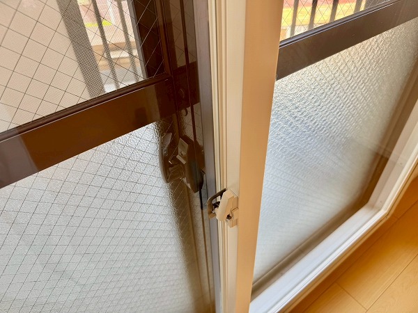駒込グローリア初穂_リビング二重サッシの写真 お部屋は通りに面していますが二重サッシを備えているため、外の喧騒を気にせず快適にお過ごしいただけます。窓を閉めれば静かで落ち着いた室内が広がり、明るさや開放感はそのままに、ゆったりとしたプライベートタイムを満喫できますよ。