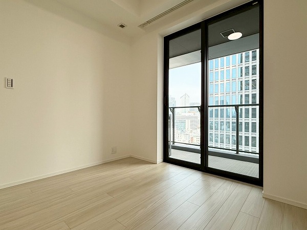 ワールドタワーレジデンス_北向きの洋室の写真