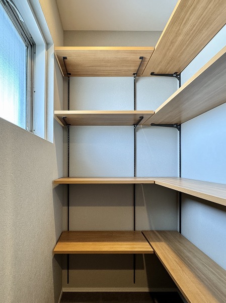 マンション西目黒苑_SICの写真 玄関横には、大容量のシューズインクローゼットを完備。靴をたっぷり収納できるのはもちろん、キャンプ用品やスーツケースなどの大型アイテムもまとめてしまえる頼もしいスペースです◎玄関まわりをいつでも整然と保てるので、来客時にもスマートな印象を与えてくれます。
