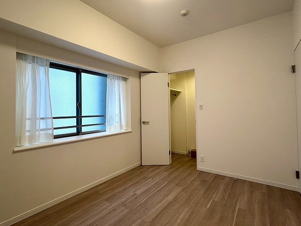 パレステュディオ新宿御苑_洋室の写真 約6帖洋室には大きな窓があり、お部屋の印象が明るく感じますね✧また、クローゼットが設置されている為、洋服等を収納すればお部屋が散らかることなく、スッキリした印象を保てそう♪