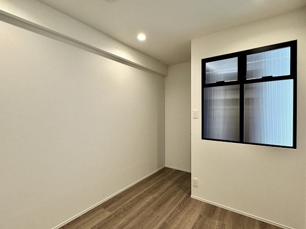 マンション西目黒苑_サービスルームの写真4 約5.1帖のサービスルームは、使い勝手の良さが魅力。1面にはパイプハンガーが取り付けられ、オフシーズンの衣類や大きめのアウターもすっきり収納できます。書斎や作業スペースとしてもぴったりの広さで、ライフスタイルに合わせて自由にアレンジできますよ♩