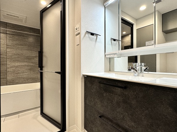 マンション西目黒苑_洗面室の写真 洗面化粧台、バスルーム、洗濯機置き場が一つにまとまったサニタリールームは、動線が考え抜かれた快適設計。毎日の身支度や洗濯がストレスなくこなせる、使い勝手の良い空間に仕上がっていますよ♥