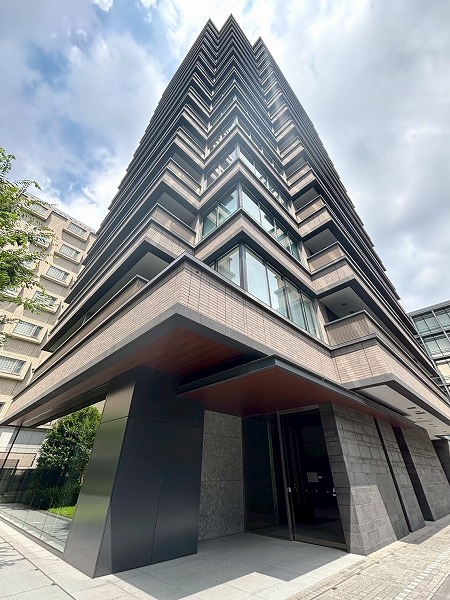 ブランズ六番町 外観 エントランス側