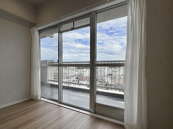 マンション池上_リビングの窓の写真