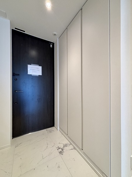 パークコート千代田一番町_大理石調の玄関の写真