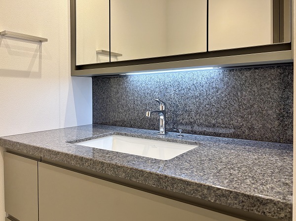 パークコート千代田一番町_石調デザインの洗面化粧台の写真