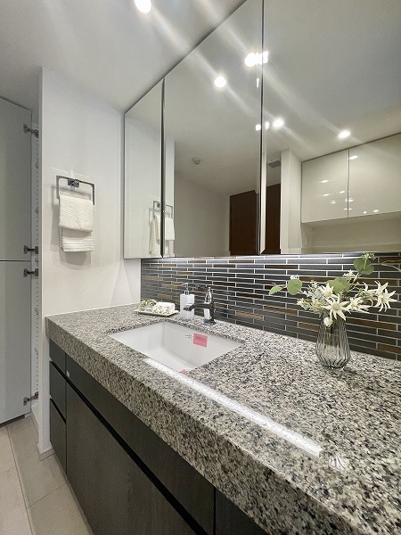 ザ・パークハウスグラン南青山高樹町_みらーキャビネット仕様の洗面化粧台の写真