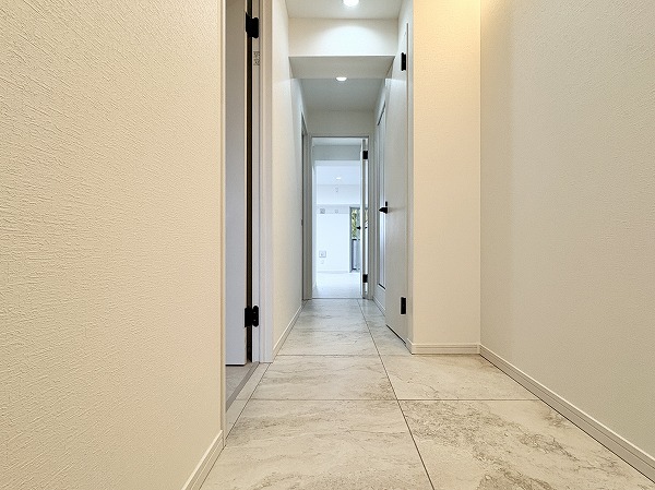 目黒台スカイマンション_シンプルな廊下の写真