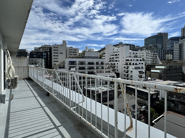 マンション西目黒苑_バルコニーの写真2 マンション最上階ならではの特等席。南向きのバルコニーからは、開放的な眺望とたっぷりの陽光を堪能できます☀窓を開ければ心地よい風が通り抜け、在宅ワークやおうち時間もぐっと快適に感じられそうです。