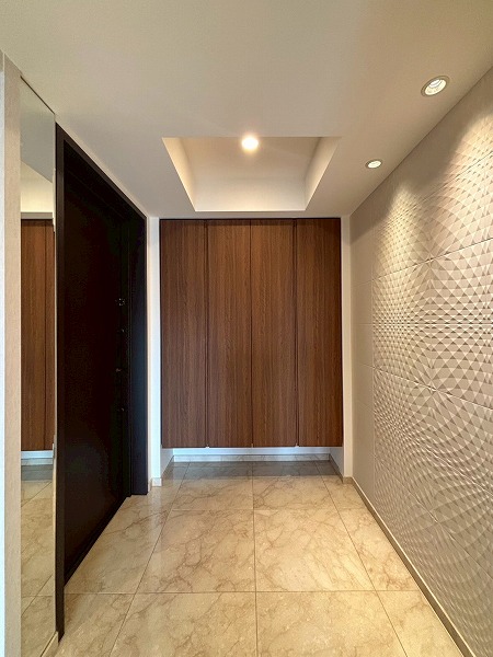 ブランズ六番町_広々とした玄関廊下の写真1