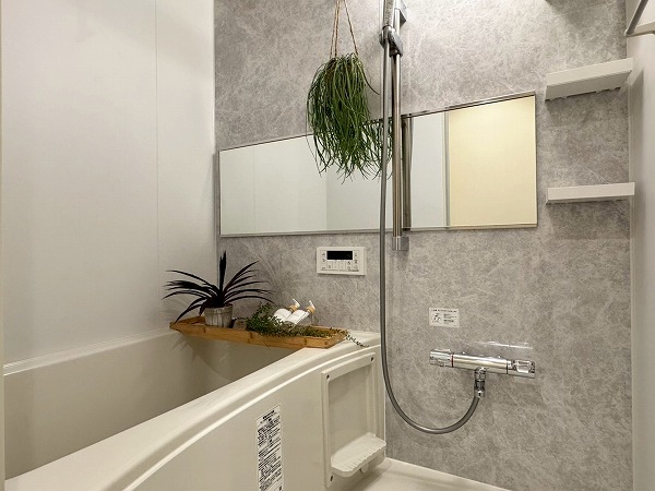 四谷ハイコーポ_上品なカラーのバスルームの写真