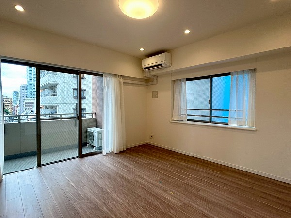 パレステュディオ新宿御苑_リビングダイニングの写真 今回ご紹介するのは『パレステュディオ新宿御苑』です。専有面積58.44㎡の2LDK。新規リノベーション済みで新築のように綺麗です✧木目調の床は温かみと落ち着いた印象を与えてくれますね♪