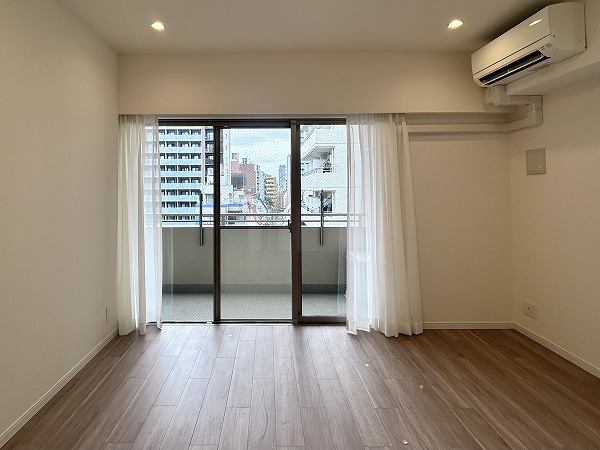 パレステュディオ新宿御苑_リビングダイニングの写真2 LDKは約13.2帖で、充分な広さがあります♪シンプルなデザインになっているので、家具のテイストを問わずコーディネートが楽しめそうですね♪また。南と東向きの2面採光となっている為、陽当たり・風通し共に良好です!