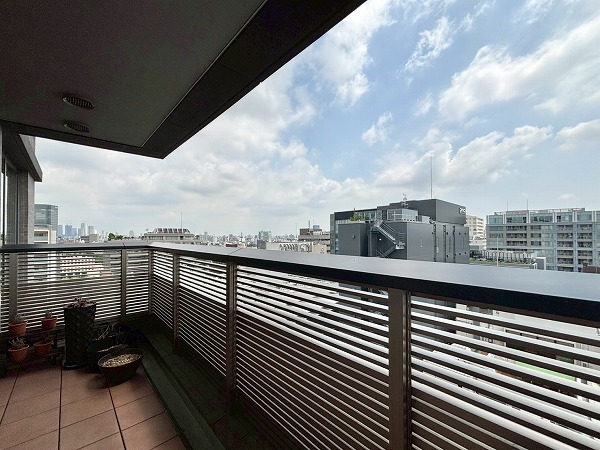 ブランズ六番町_日当たり良好なバルコニーの写真