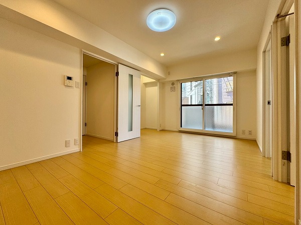 駒込グローリア初穂_日当たり良好なリビングダイニングキッチンの写真 ご紹介するお部屋は、2025年5月にフルリノベーションが完了した専有面積53.29㎡の2LDK✦角住戸ならではの開放感と採光が魅力で、明るく風通しの良いリビングダイニングは、ご家族の団らんやゲストを迎える空間として最適ですよ。