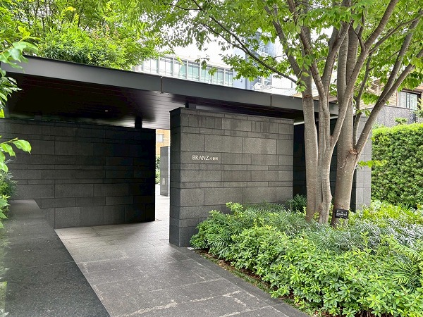 ブランズ六番町 アプローチ