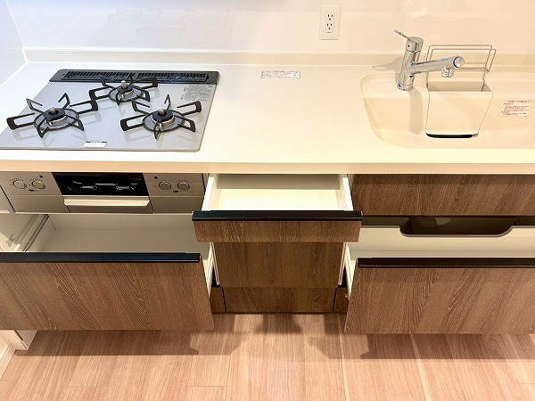 パレステュディオ新宿御苑_キッチン収納の上から写真