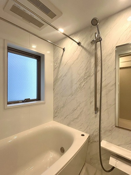 パレステュディオ新宿御苑_バスルームの写真 バスルームはホワイトの大理石柄となっていて清潔感があり、明るい印象ですね✧浴室乾燥機、追い焚き機能を搭載しているので、いつでも快適な温度で入浴することができますよ♪