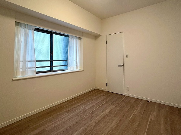 パレステュディオ新宿御苑_窓つき洋室の写真