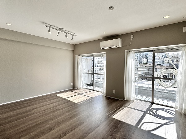 マンション西目黒苑_LDKの写真 都心での暮らしをゆったりと楽しめる心地よい広さの2SLDK。約14.3帖のリビングは、日中は自然光で満たされ、夜は優しい照明がくつろぎの時間を演出してくれますよ✧家具の配置もしやすくソファやダイニングセットを置いても十分なゆとりがあるため、生活動線もスムーズ。