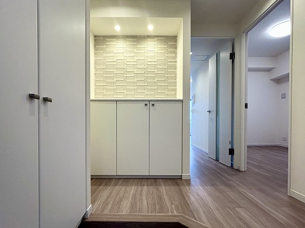 パレステュディオ新宿御苑_玄関の写真 玄関には高さのあるシューズボックスと収納があり、靴をはじめ日用品もきちんとしまえそう♪また、ニッチにはお気に入りの写真やインテリア小物を飾っても良いですね!