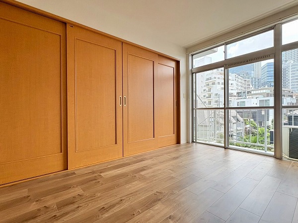 マンション西目黒苑_大きなスライドドアの写真