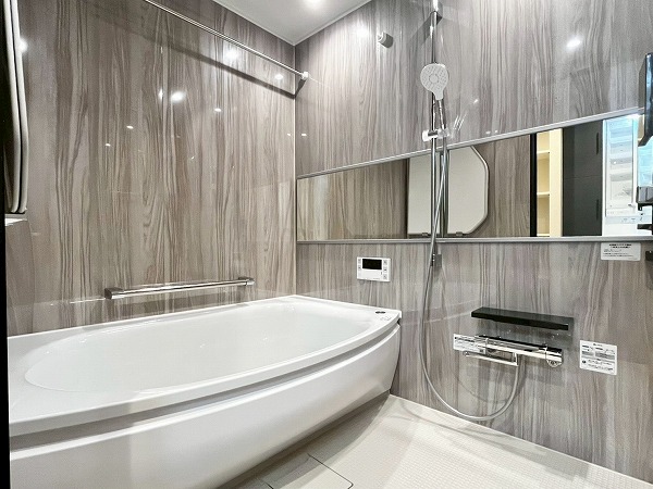 ザ・パークハウス新宿柏木_明るいバスルームの写真