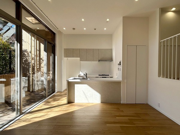 ディアクオーレ中野文園_広々としたリビングダイニングキッチンの写真