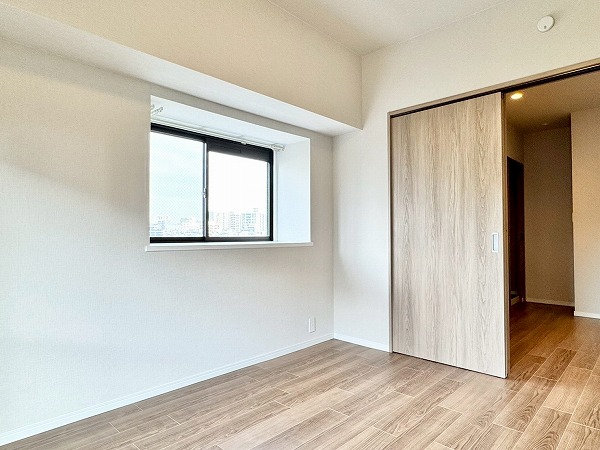 シルバープラザ白山_出窓のある洋室の写真1