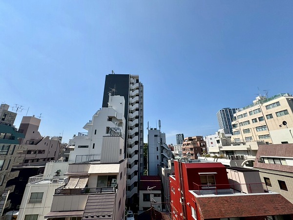 ユニーブル南池袋_バルコニーからの眺望の写真7 バルコニーに出ると目の前に広がる都会的な景色が一気に視界を満たします。ビルが立ち並ぶ街並みの向こうに澄んだ青空を望め、開放感たっぷり。朝は柔らかな日差しを浴び、夕暮れ時には街の灯りがともる都会の景色を眺めながらリラックスする、そんな日常がこのお部屋で叶います。