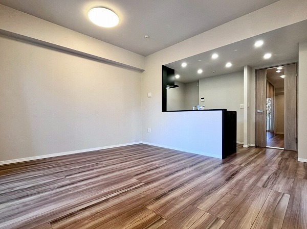 ザ・パークハウス新宿柏木_木目調のリビングダイニングキッチンの写真