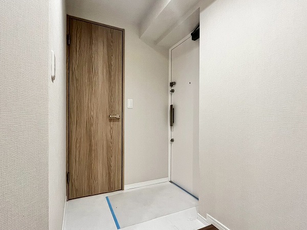 ザ・パークハウス新宿柏木_ホワイト基調の玄関ポーチの写真