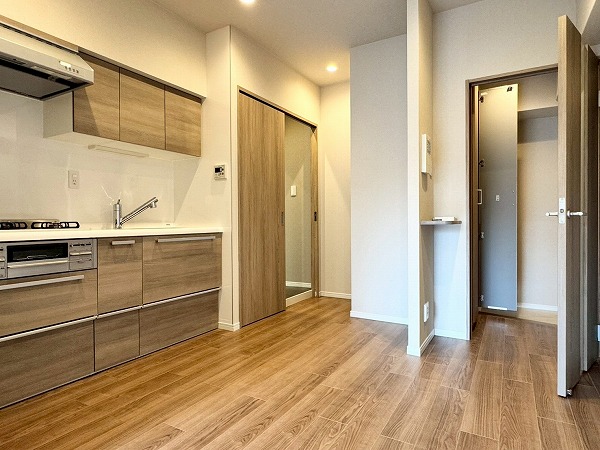 シルバープラザ白山_木目調で温かみのあるキッチンの写真