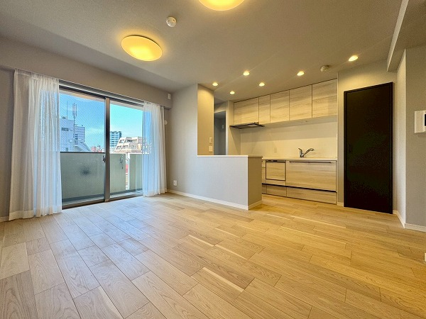 ユニーブル南池袋_ベージュ基調のリビングダイニングキッチンの写真2 ご紹介するお部屋は、南西向き×角住戸の2LDK。2025年7月に新規リノベーションが完了し、新築同様の輝きを取り戻しました。明るい陽射しが差し込むリビングでご家族と過ごす時間も心地よく。さらにペットの飼育も可能なため大切なパートナーやペットと一緒に新しい生活をスタートできます♩