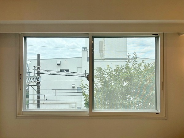 東急ドエルアルス下北沢サウスウインド_メインルームの窓の写真